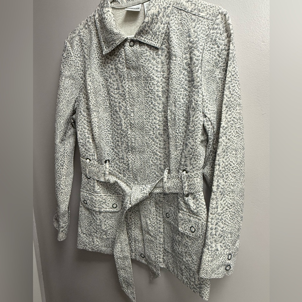 NWOT Chico's 2 (L/12) Gray/White Jacket w/Snap Pockets, Belt + Cool Loop Accents
